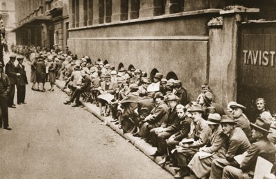 Schlange in der Floral Street für Tickets für eine Aufführung im Royal Opera House, Covent Garden, aus Wonderful London, veröffentlicht 1926-27 von English Photographer